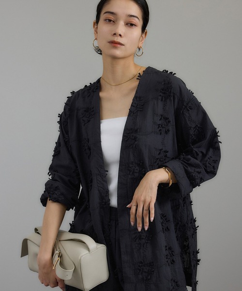 SALON adam et rope'（サロン アダム エ ロペ）の「【WEB限定】３Dフラワーレースジャケット［セットアップ対応］（シャツ/ブラウス・レディース・ブラック/ホワイト・FREE）」の5枚目の写真