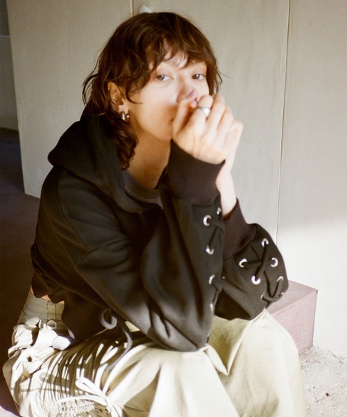 ENVYM（アンビー）の「レースアップショートパーカー（パーカー・レディース・グレー/ブラック/ホワイト・FREE）」の13枚目の写真