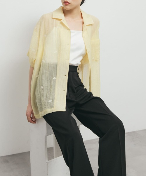 KBF(ケイビーエフ)の「エンブロイダリーシアーシャツ(シャツ/ブラウス・レディース・ブラック/オフホワイト/イエロー・ONE)」の1枚目の写真