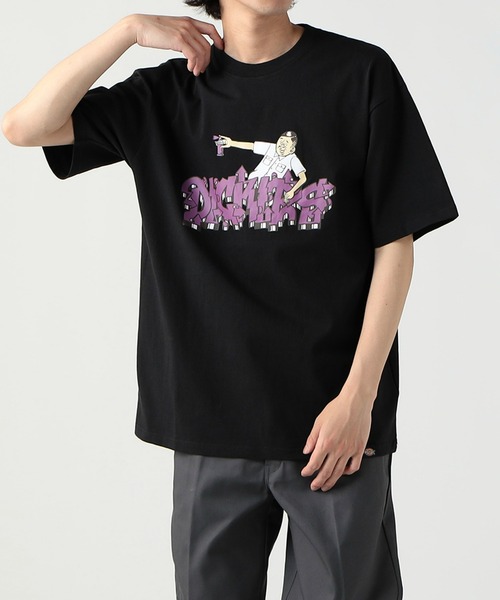 Dickies(ディッキーズ)の「Dickies/ディッキーズ DickiesxESOW 半袖Tシャツ(spray)(Tシャツ/カットソー・メンズ・ホワイト/ブラック/ブラウン・X-LARGE/LARGE/MEDIUM)」の2枚目の写真