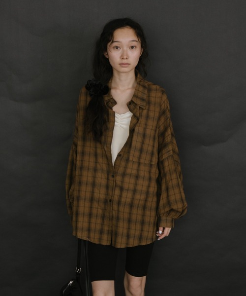 duei（デュイ）の「オーバーサイズチェックルーズシャツ（シャツ/ブラウス・レディース・ブラウン/ブルー/ホワイト/グリーン・FREE）」の9枚目の写真