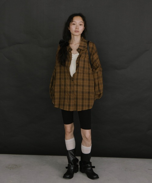 duei（デュイ）の「オーバーサイズチェックルーズシャツ（シャツ/ブラウス・レディース・ブラウン/ブルー/ホワイト/グリーン・FREE）」の5枚目の写真