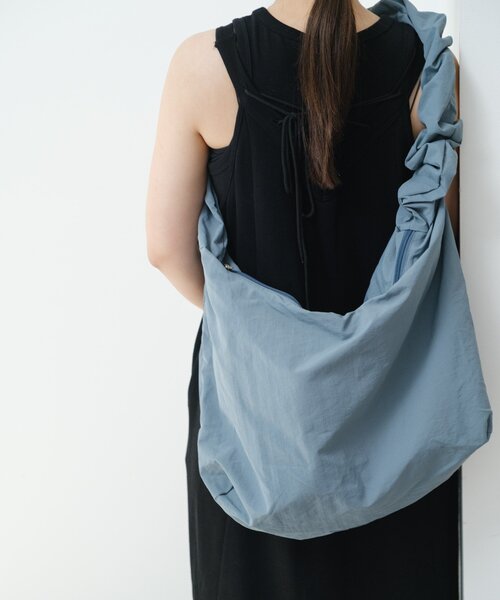 Kastane（カスタネ）の「【A4サイズ】BシャーリングナイロンBAG（ショルダーバッグ・レディース・アイボリー/ブラック/サックスブルー・FREE）」の3枚目の写真