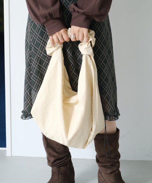 Kastane（カスタネ）の「【A4サイズ】BシャーリングナイロンBAG（ショルダーバッグ・レディース・アイボリー/ブラック/サックスブルー・FREE）」の2枚目の写真