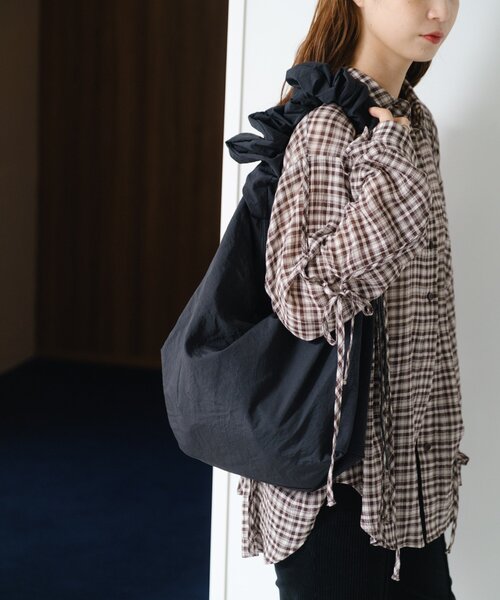 Kastane（カスタネ）の「【A4サイズ】BシャーリングナイロンBAG（ショルダーバッグ・レディース・アイボリー/ブラック/サックスブルー・FREE）」の4枚目の写真