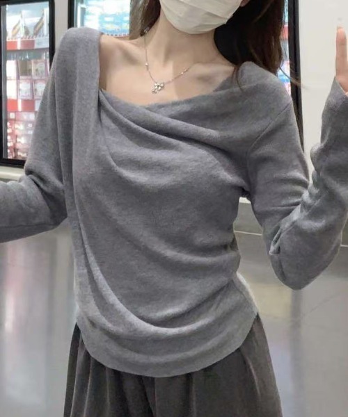 GEMEDA(ジェメダ)の「ドレープネックアシンメトリーニットトップス(ニット/セーター・レディース・ライトブルー/ダークグレー/ベージュ/ピンク・M)」の3枚目の写真