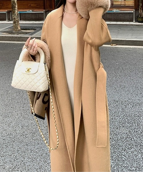 CHUL（チュル）の「エコファーカフス付きウエストリボンロングコート（ノーカラーコート・レディース・ホワイト/グレー/ベージュ/ブラック・SMALL/MEDIUM/LARGE）」の4枚目の写真