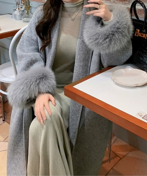 CHUL（チュル）の「エコファーカフス付きウエストリボンロングコート（ノーカラーコート・レディース・ホワイト/グレー/ベージュ/ブラック・SMALL/MEDIUM/LARGE）」の6枚目の写真