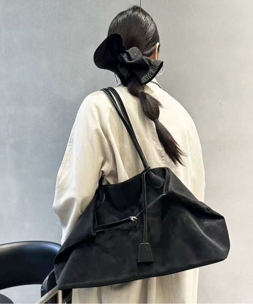 セール】【秋冬新作】スエード調チャーム付きショルダーバッグ