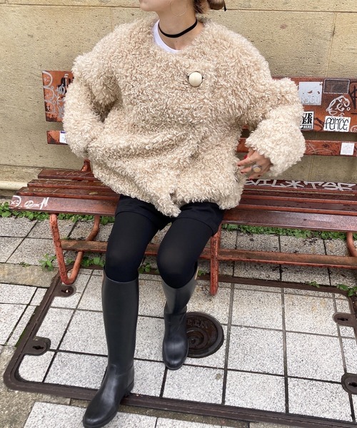 ISOOK(アイスー)の「ウッドビーズノーカラーボアコート (comochi original) / ボアアウター ボアジャケット モコモコアウター プードル プードルファー ショートコート(ノーカラーコート・レディース・アイボリー/モカ・FREE)」の12枚目の写真