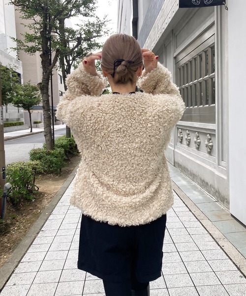 ISOOK(アイスー)の「ウッドビーズノーカラーボアコート (comochi original) / ボアアウター ボアジャケット モコモコアウター プードル プードルファー ショートコート(ノーカラーコート・レディース・アイボリー/モカ・FREE)」の18枚目の写真