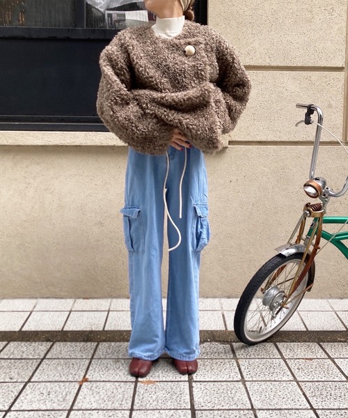 ISOOK(アイスー)の「ウッドビーズノーカラーボアコート (comochi original) / ボアアウター ボアジャケット モコモコアウター プードル プードルファー ショートコート(ノーカラーコート・レディース・アイボリー/モカ・FREE)」の20枚目の写真