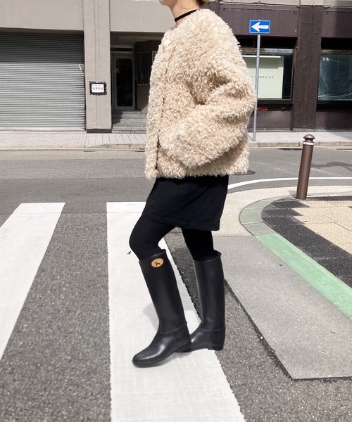 ISOOK(アイスー)の「ウッドビーズノーカラーボアコート (comochi original) / ボアアウター ボアジャケット モコモコアウター プードル プードルファー ショートコート(ノーカラーコート・レディース・アイボリー/モカ・FREE)」の22枚目の写真