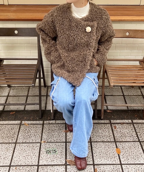 ISOOK(アイスー)の「ウッドビーズノーカラーボアコート (comochi original) / ボアアウター ボアジャケット モコモコアウター プードル プードルファー ショートコート(ノーカラーコート・レディース・アイボリー/モカ・FREE)」の6枚目の写真