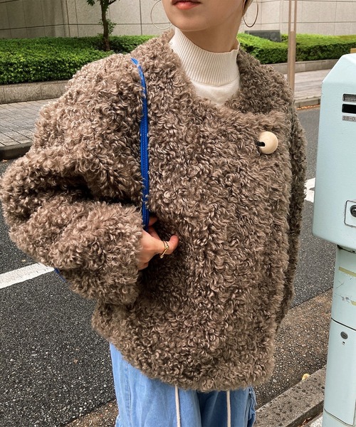 ISOOK(アイスー)の「ウッドビーズノーカラーボアコート (comochi original) / ボアアウター ボアジャケット モコモコアウター プードル プードルファー ショートコート(ノーカラーコート・レディース・アイボリー/モカ・FREE)」の7枚目の写真