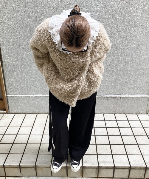 ISOOK(アイスー)の「ウッドビーズノーカラーボアコート (comochi original) / ボアアウター ボアジャケット モコモコアウター プードル プードルファー ショートコート(ノーカラーコート・レディース・アイボリー/モカ・FREE)」の9枚目の写真