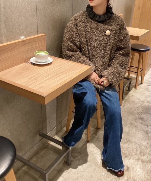 ISOOK(アイスー)の「ウッドビーズノーカラーボアコート (comochi original) / ボアアウター ボアジャケット モコモコアウター プードル プードルファー ショートコート(ノーカラーコート・レディース・アイボリー/モカ・FREE)」の10枚目の写真