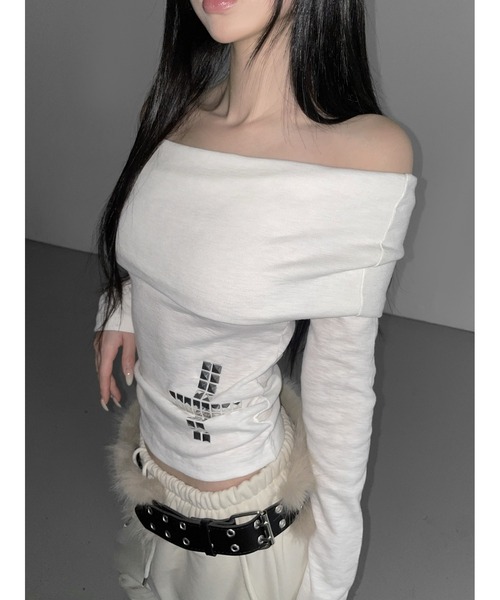 THEAIRTOWN(ジエアタウン)の「tuebe cross off top(Tシャツ/カットソー・レディース・ブラック/アイボリー/ダークグレー・FREE)」の3枚目の写真
