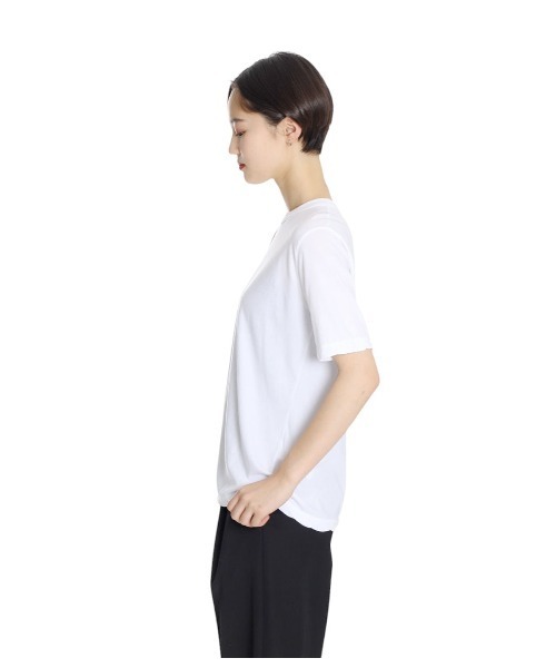 ATON（エイトン）の「ATON / エイトン：【レディース】FRESCA SINGLE JERSEY STANDARD T-SHIRT：KKAGGM0401[DEA]（Tシャツ/カットソー・レディース・ベージュ/ホワイト・01）」の7枚目の写真