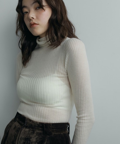 anuke（アンヌーク）の「Soft Rib Turtle（ニット/セーター・レディース・アイボリー/ブラック/チャコールグレー/ブラウン・FREE）」の2枚目の写真