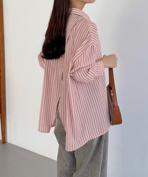 callautia(カラウティア)の「バックスリットオーバーサイズストライプシャツ(シャツ/ブラウス・レディース・ブルー/ベージュ/ピンク・SMALL/MEDIUM/LARGE)」の11枚目の写真