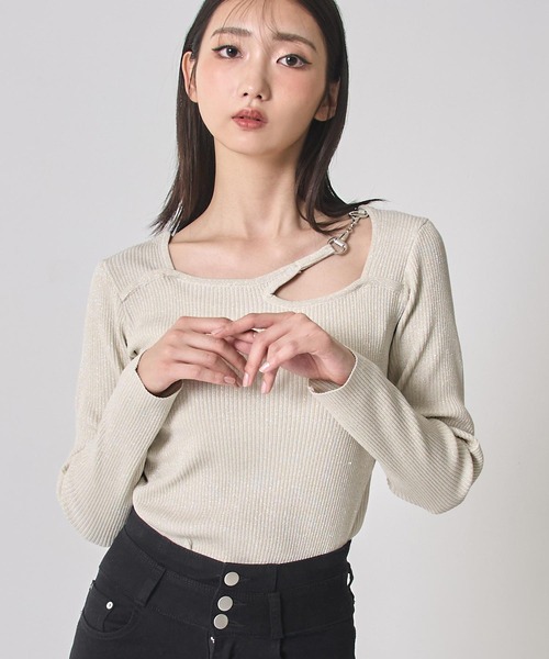 ANAP(アナップ)の「オープンデザイン メタル付きラメニット(ニット/セーター・レディース・ブラック/アイボリー/ネイビー・F)」の4枚目の写真