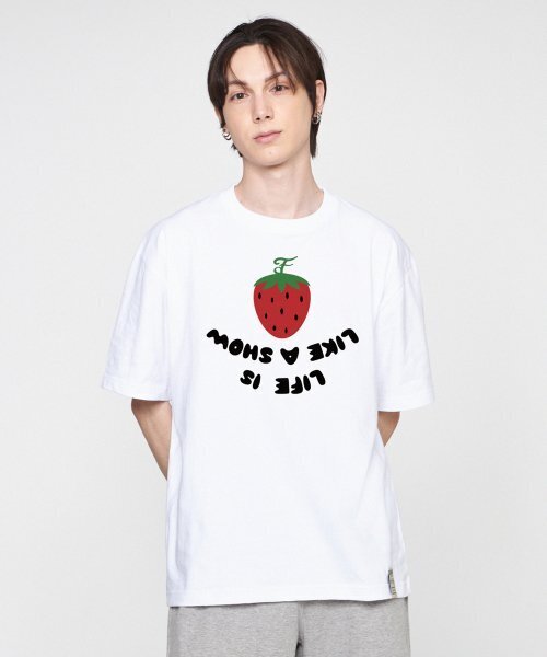GRAVER（グレーバー）の「[ユニセックス]ストロベリーリバースロゴ半袖Tシャツ_ホワイト（Tシャツ/カットソー・レディース・ホワイト・X-LARGE/SMALL/MEDIUM/LARGE）」の3枚目の写真