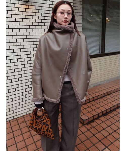 LAGUNAMOON(ラグナムーン)の「フェイクムートンスタンドカラーコート(ムートンコート・レディース・チャコールグレー/アイボリー/モカ・FREE)」の5枚目の写真