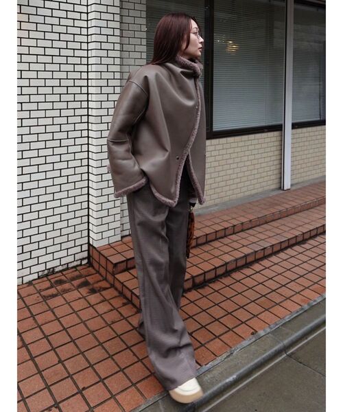 LAGUNAMOON(ラグナムーン)の「フェイクムートンスタンドカラーコート(ムートンコート・レディース・チャコールグレー/アイボリー/モカ・FREE)」の7枚目の写真