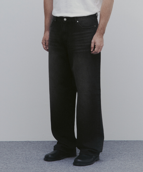 And Again(アンドアゲイン)の「ストレートエッセンシャルデニムパンツ(ウォッシュドブラック)(デニムパンツ・メンズ・その他・SMALL/MEDIUM/LARGE)」の2枚目の写真