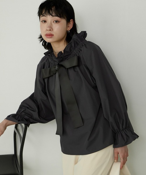 Cherir Mignon(シェリルミニョン)の「【Cherir Mignon】2wayオフショルビッグリボンフリルブラウス(シャツ/ブラウス・レディース・チャコールグレー/クリーム/ホワイト・FREE)」の2枚目の写真