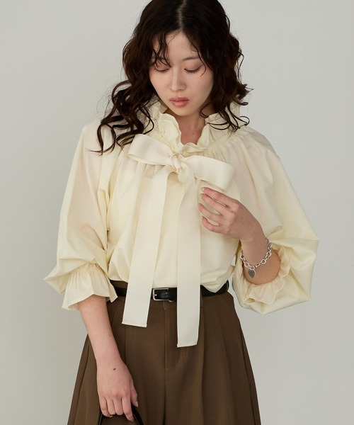 Cherir Mignon(シェリルミニョン)の「【Cherir Mignon】2wayオフショルビッグリボンフリルブラウス(シャツ/ブラウス・レディース・チャコールグレー/クリーム/ホワイト・FREE)」の3枚目の写真