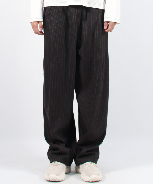 DEMARC(ドゥマーク)の「M STRIPE CHICANO WIDE ONE-TUCK PANTS - deep charcoal(スラックス・メンズ・その他・LARGE/MEDIUM)」の2枚目の写真