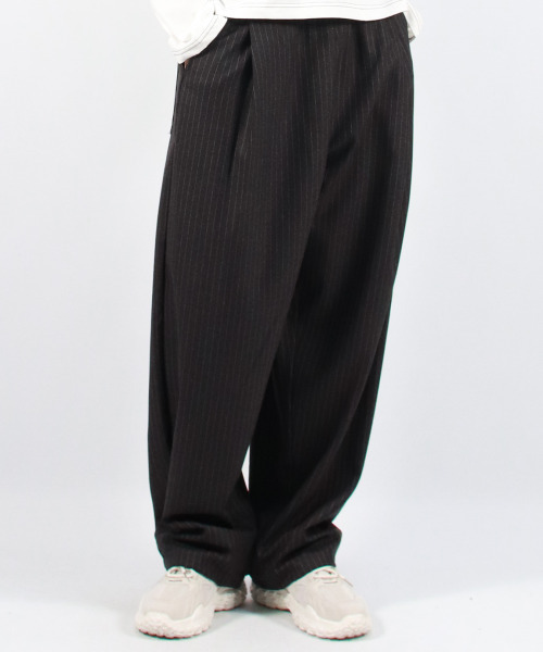 DEMARC(ドゥマーク)の「M STRIPE CHICANO WIDE ONE-TUCK PANTS - deep charcoal(スラックス・メンズ・その他・LARGE/MEDIUM)」の5枚目の写真