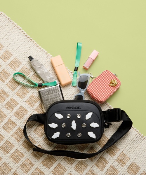 crocs（クロックス）の「クロックス クラシック ベルト バッグ / Crocs Classic Belt Bag（ボディバッグ/ウエストポーチ・レディース・ベビーピンク/ブラック/ホワイト・ONE SIZE）」の7枚目の写真