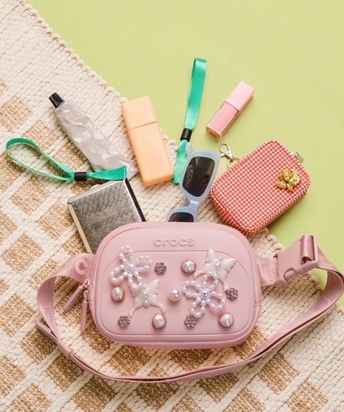 crocs（クロックス）の「クロックス クラシック ベルト バッグ / Crocs Classic Belt Bag（ボディバッグ/ウエストポーチ・レディース・ベビーピンク/ブラック/ホワイト・ONE SIZE）」の13枚目の写真