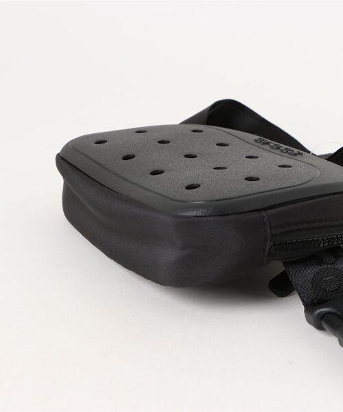 crocs（クロックス）の「クロックス クラシック ベルト バッグ / Crocs Classic Belt Bag（ボディバッグ/ウエストポーチ・レディース・ベビーピンク/ブラック/ホワイト・ONE SIZE）」の20枚目の写真