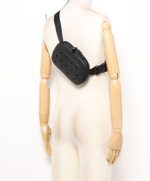 crocs（クロックス）の「クロックス クラシック ベルト バッグ / Crocs Classic Belt Bag（ボディバッグ/ウエストポーチ・レディース・ベビーピンク/ブラック/ホワイト・ONE SIZE）」の21枚目の写真
