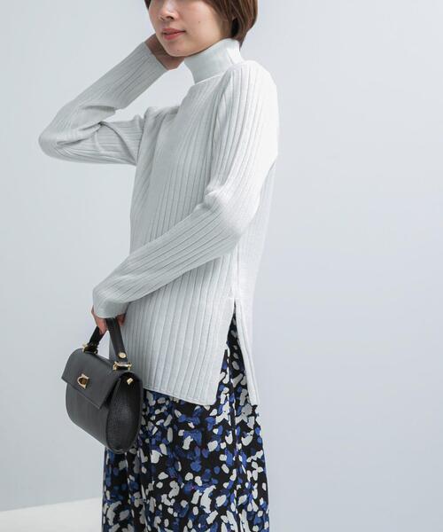 URBAN RESEARCH ROSSO WOMEN(アーバンリサーチ ロッソ)の「エクストラファインリブタートルニット(ニット/セーター・レディース・オリーブ/オフホワイト/ロイヤルブルー・FREE)」の4枚目の写真