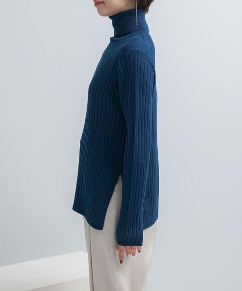 URBAN RESEARCH ROSSO WOMEN(アーバンリサーチ ロッソ)の「エクストラファインリブタートルニット(ニット/セーター・レディース・オリーブ/オフホワイト/ロイヤルブルー・FREE)」の11枚目の写真