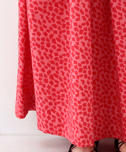 Ray BEAMS（レイビームス）の「RBS / スクエアプリント ギャザー マキシスカート（スカート・レディース・ピンク/ネイビー・1/0）」の7枚目の写真