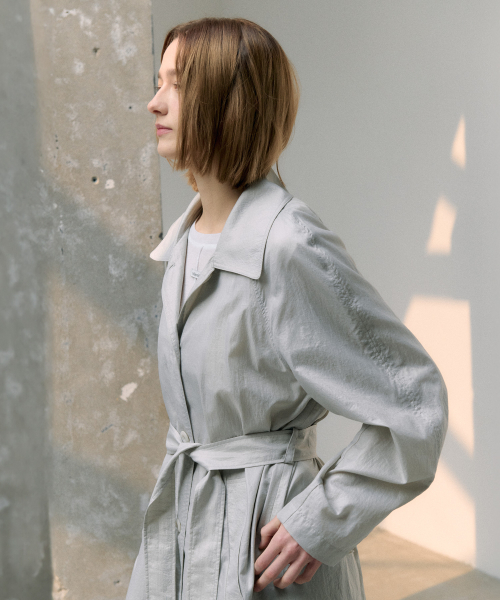 ROLAROLA(ロラロラ)の「BELT TRENCH COAT GRAY(ナイロンジャケット・レディース・グレー・FREE)」の2枚目の写真