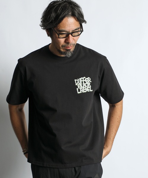 The DUFFER of ST.GEORGE(ザダファーオブセントジョージ)の「〔BLACK LABEL〕NEON LOGO PRINT TEE:CVC天竺 速乾 ネオンロゴ プリントTEE(Tシャツ/カットソー・メンズ・ブルー/ブラック/ライトグレー/ホワイト・SMALL/MEDIUM/LARGE/X-LARGE)」の10枚目の写真
