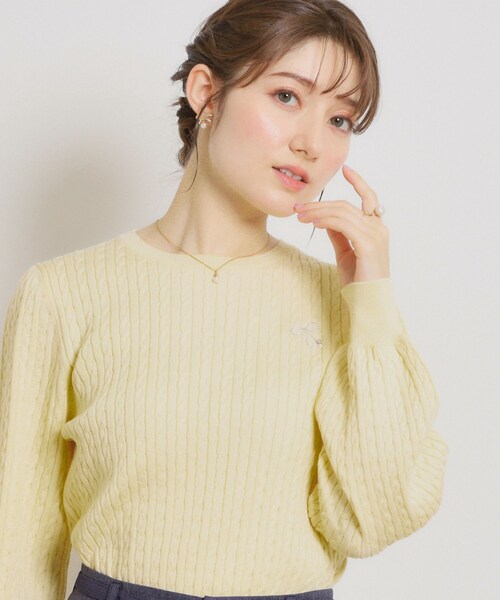 couture brooch(クチュールブローチ)の「【洗える】リボンエンブロ細ケーブルニット(ニット/セーター・レディース・ネイビー/イエロー/グレー・36/38/42)」の8枚目の写真