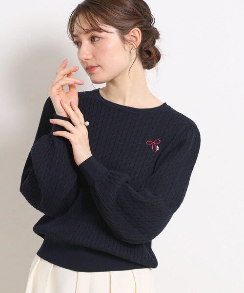 couture brooch(クチュールブローチ)の「【洗える】リボンエンブロ細ケーブルニット(ニット/セーター・レディース・ネイビー/イエロー/グレー・36/38/42)」の11枚目の写真