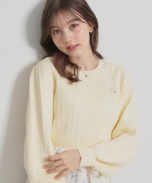 couture brooch(クチュールブローチ)の「【洗える】リボンエンブロ細ケーブルニット(ニット/セーター・レディース・ネイビー/イエロー/グレー・36/38/42)」の3枚目の写真