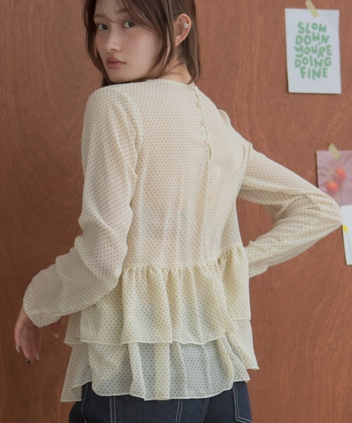 HEILIS(ヘイリス)の「ペプラムシアードットプルオーバー / シアートップス ドット 水玉 ブラウス カットソー トップス ペプラム フリル 韓国 春服 秋服 夏服 オフィスカジュアル 通勤 きれいめ ガーリー フレンチシック(シャツ/ブラウス・レディース・ブラック/アイボリー・FREE)」の4枚目の写真