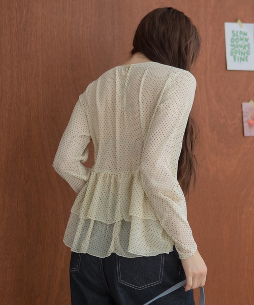 HEILIS(ヘイリス)の「ペプラムシアードットプルオーバー / シアートップス ドット 水玉 ブラウス カットソー トップス ペプラム フリル 韓国 春服 秋服 夏服 オフィスカジュアル 通勤 きれいめ ガーリー フレンチシック(シャツ/ブラウス・レディース・ブラック/アイボリー・FREE)」の5枚目の写真