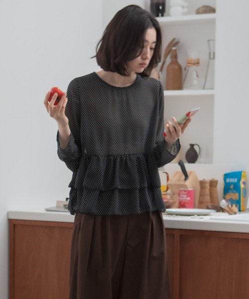 HEILIS(ヘイリス)の「ペプラムシアードットプルオーバー / シアートップス ドット 水玉 ブラウス カットソー トップス ペプラム フリル 韓国 春服 秋服 夏服 オフィスカジュアル 通勤 きれいめ ガーリー フレンチシック(シャツ/ブラウス・レディース・ブラック/アイボリー・FREE)」の7枚目の写真