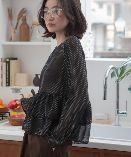 HEILIS(ヘイリス)の「ペプラムシアードットプルオーバー / シアートップス ドット 水玉 ブラウス カットソー トップス ペプラム フリル 韓国 春服 秋服 夏服 オフィスカジュアル 通勤 きれいめ ガーリー フレンチシック(シャツ/ブラウス・レディース・ブラック/アイボリー・FREE)」の8枚目の写真